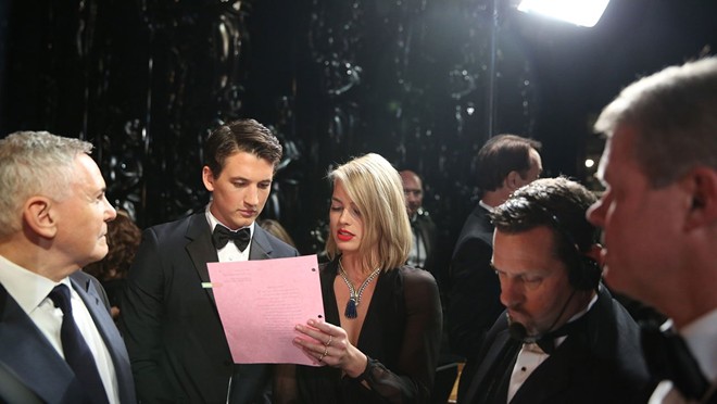 Hai diễn viên trẻ Miles Teller và Margot Robbie cùng nhau xem lại hướng dẫn trước khi bước lên sân khấu Hai diễn viên trẻ Miles Teller và Margot Robbie cùng nhau xem lại hướng dẫn trước khi bước lên sân khấu