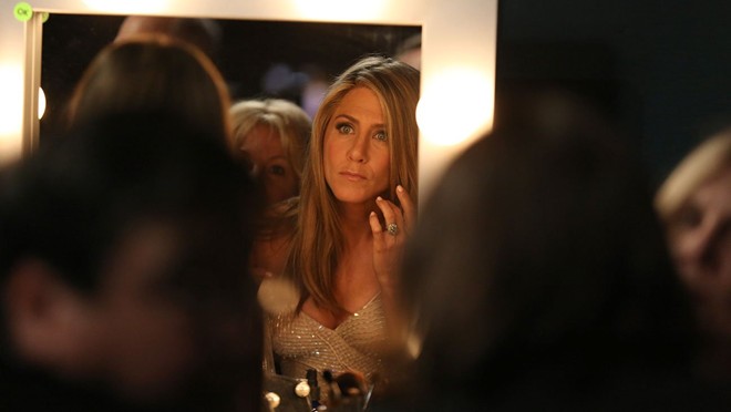 Jennifer Aniston chỉnh trang lần cuối trước khi lên trao giải thưởng Jennifer Aniston chỉnh trang lần cuối trước khi lên trao giải thưởng