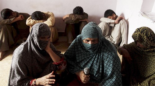 C&aacute;c nạn nh&acirc;n (ph&iacute;a sau) của vụ b&ecirc; bối lạm dụng t&igrave;nh dục trẻ em chấn động Pakistan kể lại vụ &aacute;n cho giới truyền th&ocirc;ng