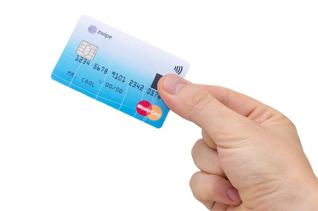 Thẻ Master Card t&iacute;ch hợp cảm biến v&acirc;n tay