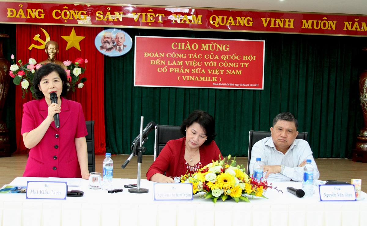 B&agrave; Mai Kiều Li&ecirc;n &ndash; Chủ tịch HĐQT ki&ecirc;m Tổng Gi&aacute;m Đốc Vinamilk b&aacute;o c&aacute;o với đo&agrave;n c&ocirc;ng t&aacute;c về kết quả thực hiện đề &aacute;n cổ phần h&oacute;a Vinamilk từ năm 2003 đến nay