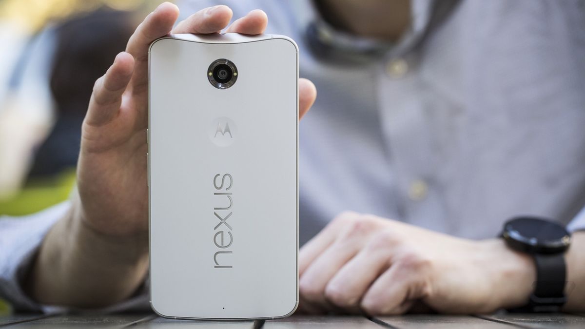 Nexus 6 cũng c&oacute; ngoại h&igrave;nh kh&aacute; gọn khi so với c&aacute;c d&ograve;ng phablet kh&aacute;c