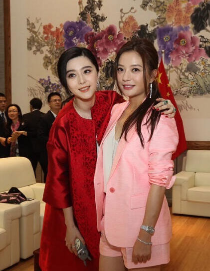 Phạm Băng Băng 2015 v&agrave; Triệu Vy 2015 th&acirc;n thiết chụp ảnh x&oacute;a nh&ograve;a tin đồn bất h&ograve;a mười mấy năm