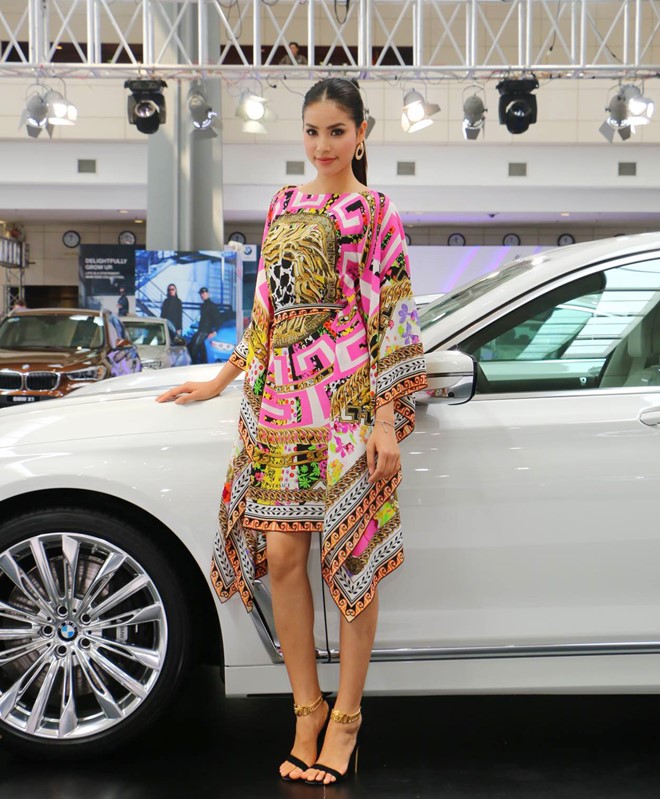 Phạm Hương nổi bật với h&agrave;ng hiệu Versace