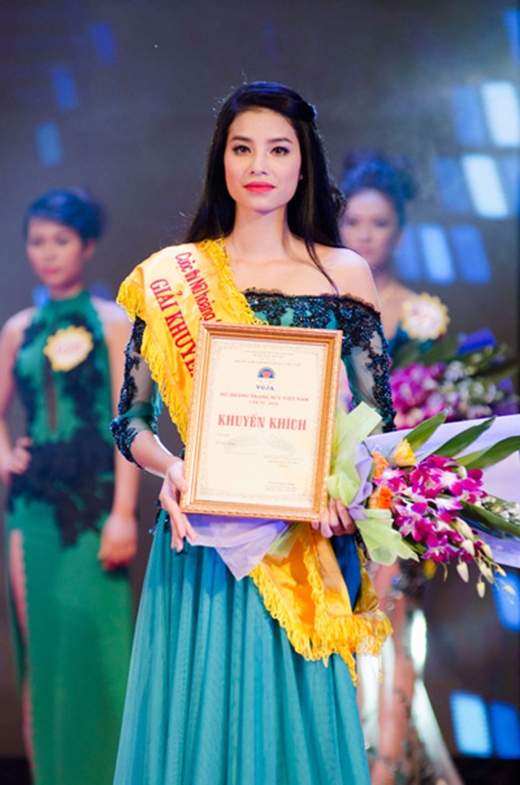 Phạm Hương v&agrave; 6 năm thay đổi ngoại h&igrave;nh đến bất ngờ