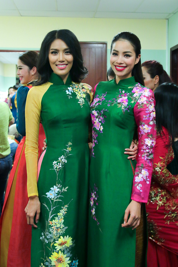 Phạm Hương giản dị vẫn đẹp &lsquo;h&uacute;t hồn&rsquo; tại buổi tổng duyệt đầu năm