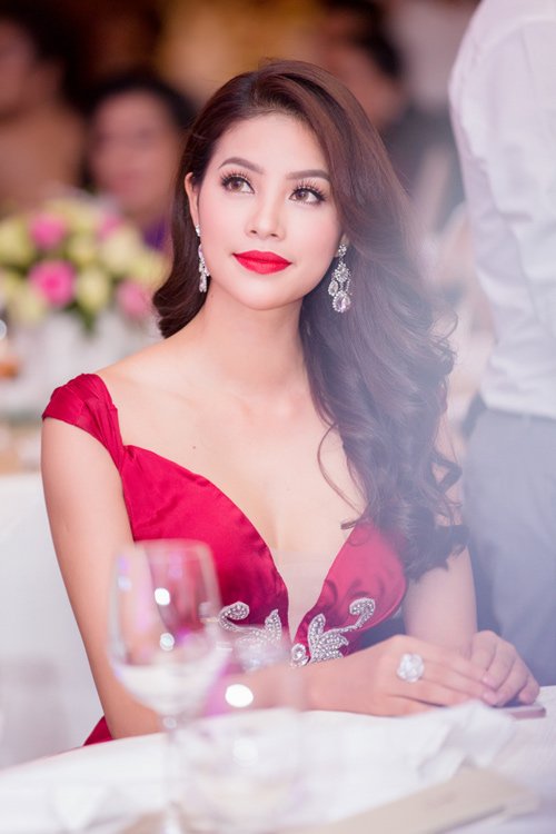 &lsquo;Người phụ nữ của năm&rsquo; Phạm Hương đẹp h&uacute;t hồn với đầm xẻ t&aacute;o bạo