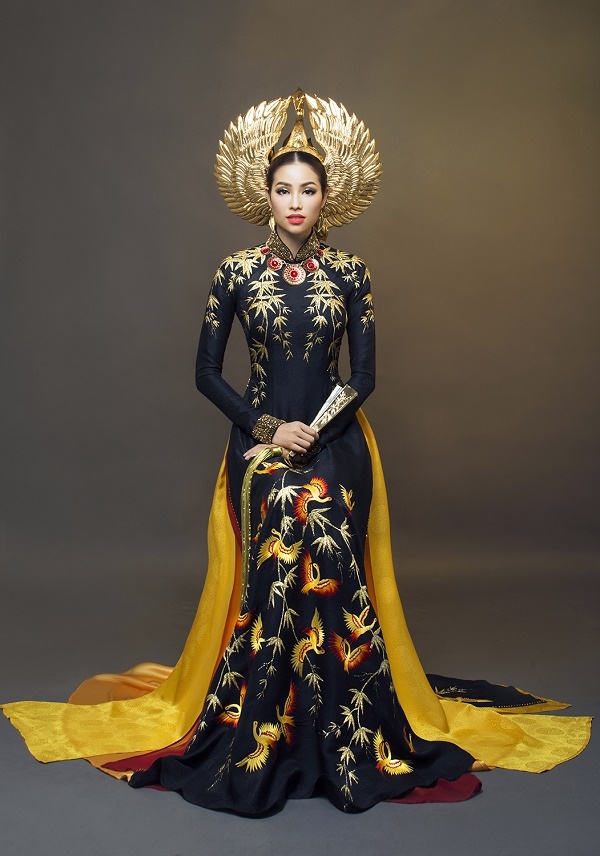 Phạm Hương ki&ecirc;u sa, quyền lực trong phần thi trang phục truyền thống