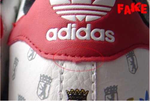Phần tam gi&aacute;c nhỏ ở g&oacute;t gi&agrave;y cho thấy đ&acirc;y l&agrave; một đ&ocirc;i gi&agrave;y Adidas giả