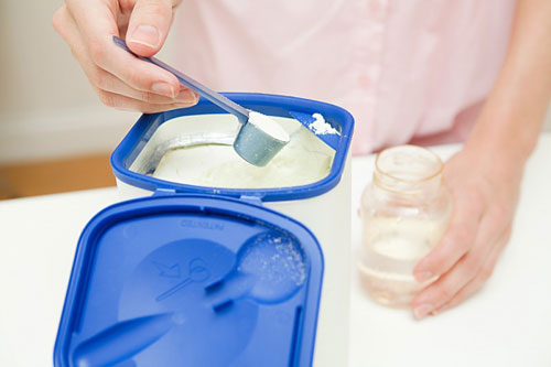 Ph&acirc;n biệt sữa bột thật v&agrave; sữa bột giả, k&eacute;m chất lượng