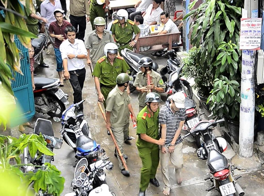 Trước đ&oacute; cũng từng xảy ra vụ việc con nghiện ma t&uacute;y vung dao đuổi ch&eacute;m cha mẹ, tấn c&ocirc;ng c&ocirc;ng an ở TPHCM