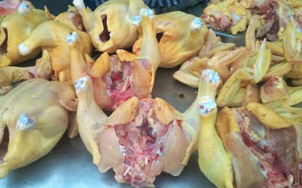 B&agrave; con tiểu thương chợ đầu mối Văn Qu&aacute;n, H&agrave; Đ&ocirc;ng mua qua 1 cấp trung gian thương l&aacute;i l&agrave; 40.000 đồng/kg g&agrave; chưa l&agrave;m, gi&aacute; giảm khoảng 3.000 đồng/kg so với 2 tuần trước