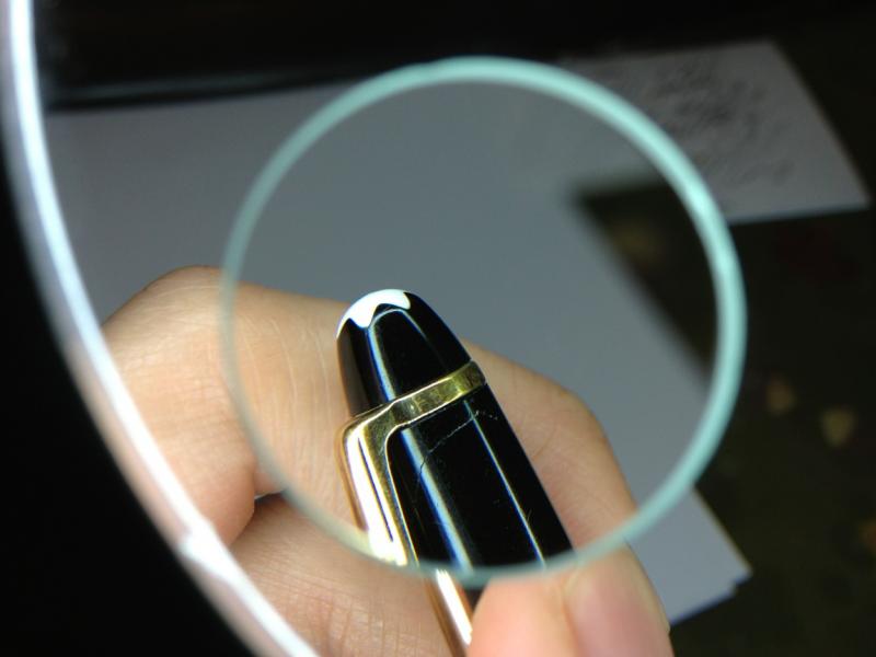 B&uacute;t Montblanc xịn c&oacute; d&atilde;y số seri được ghi tr&ecirc;n nắp b&uacute;t