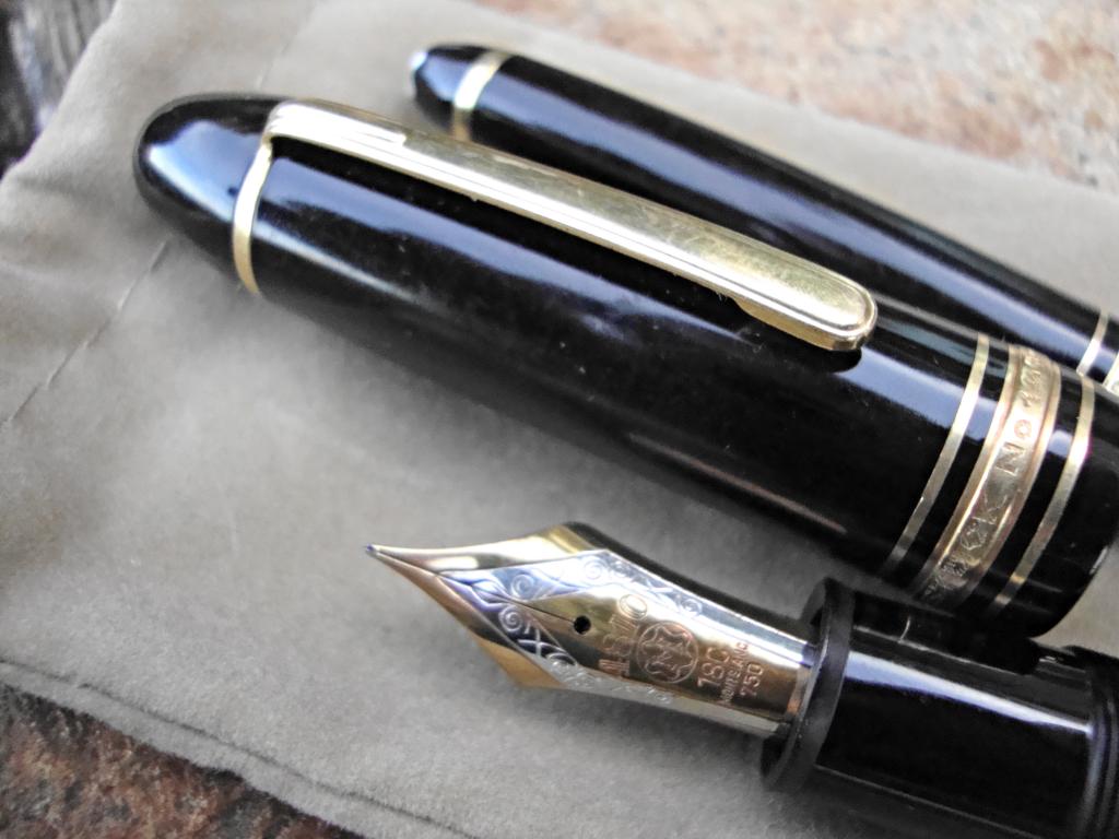B&uacute;t Montblanc xịn với lớp vỏ nhựa th&ocirc;ng s&aacute;ng b&oacute;ng lịch l&atilde;m