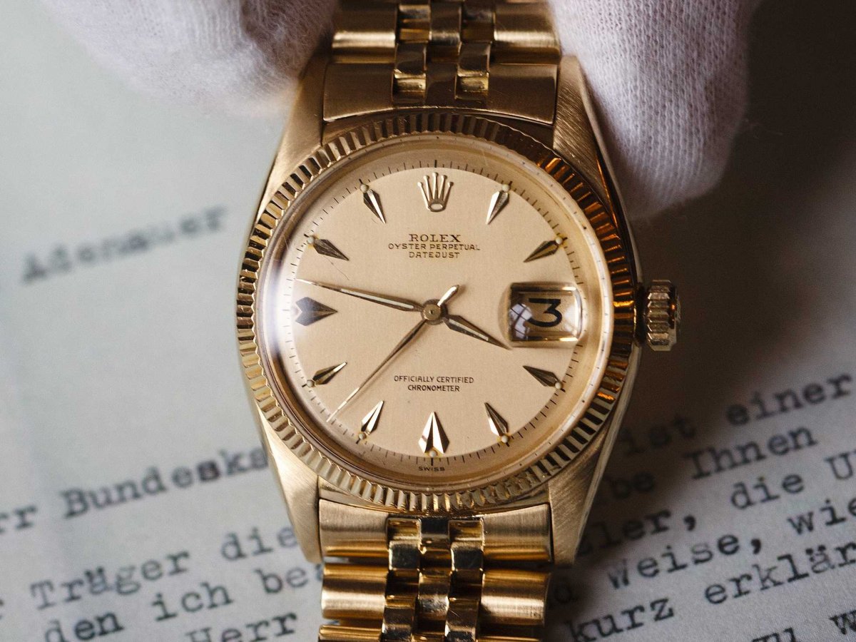 Ph&acirc;n biệt đồng hồ Rolex thật giả bằng thấu k&iacute;nh ph&oacute;ng đại ng&agrave;y th&aacute;ng tr&ecirc;n mặt đồng hồ Rolex ch&iacute;nh h&atilde;ng