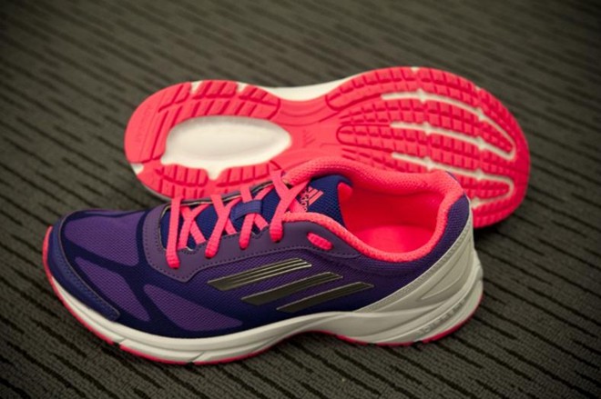 Đường kim mũi chỉ tr&ecirc;n một đ&ocirc;i gi&agrave;y Adidas cũng thể hiện đẳng cấp của thương hiệu n&agrave;y