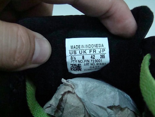 Số seri tr&ecirc;n miếng tem nằm sau lưỡi gi&agrave;y của 2 chiếc gi&agrave;y tr&aacute;i v&agrave; phải sẽ kh&aacute;c nhau
