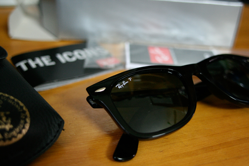 Để ph&acirc;n biệt k&iacute;nh mắt Rayban ch&iacute;nh h&atilde;ng, kh&aacute;ch h&agrave;ng n&ecirc;n kiểm tra phần bản lề của kinh