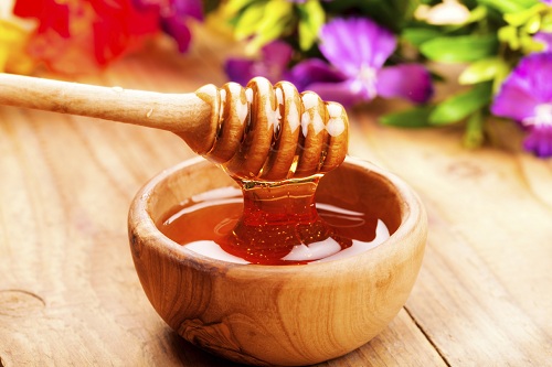 Ph&acirc;n biệt mật ong thật v&agrave; mật ong giả kh&ocirc;ng thể chỉ dựa v&agrave;o nh&atilde;n m&aacute;c hay th&agrave;nh phần được nh&agrave; sản xuất liệt k&ecirc; tr&ecirc;n bao b&igrave;