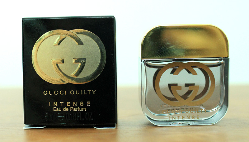Ph&acirc;n biệt nước hoa Gucci thật v&agrave; giả bằng c&aacute;ch ch&agrave; nhẹ ng&oacute;n l&ecirc;n c&aacute;c d&ograve;ng chữ ở bề mặt lọ nước hoa