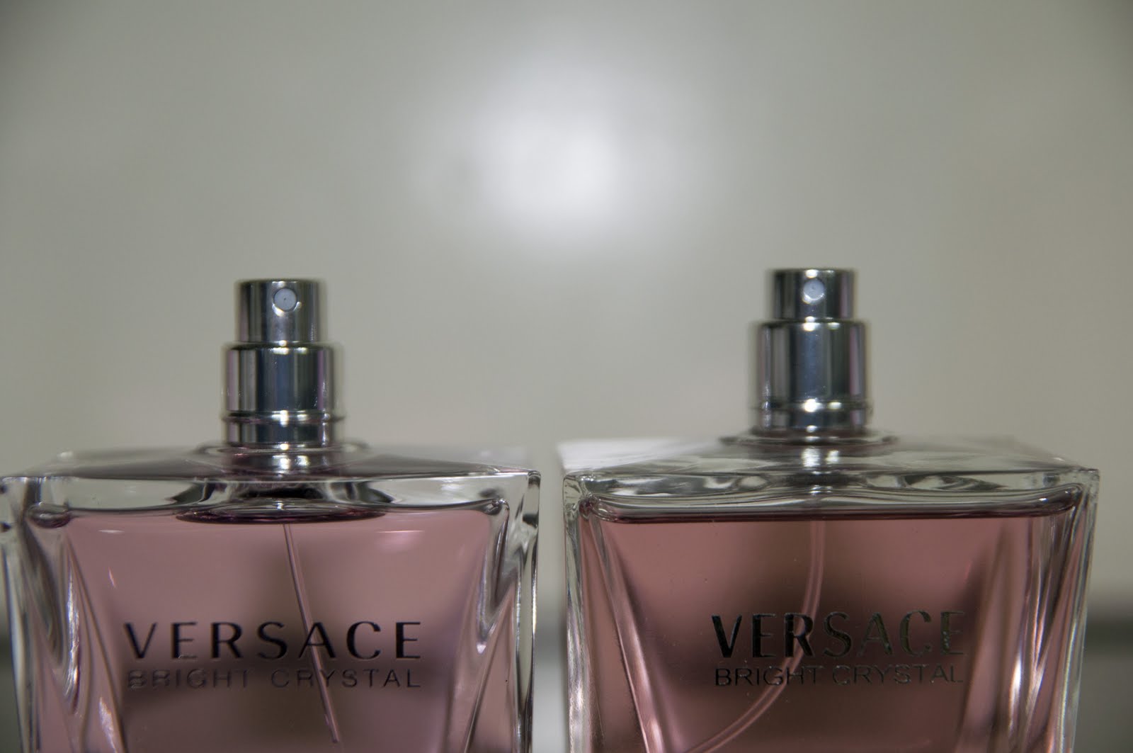 Về màu sắc, Versace Bright Crystal thật sẽ có màu hồng tươi và nhạt hơn hẳn so với Versace Bright Crystal giả