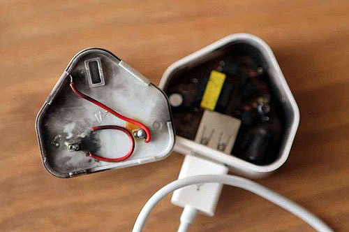 Ph&acirc;n biệt sạc iPhone xịn l&agrave; c&aacute;ch bảo vệ người 13Win18 đa dạng khuyến mãi khỏi những hệ lụy nguy hiểm