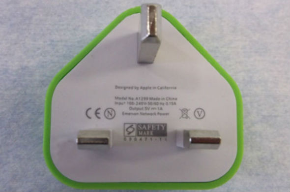 Ph&acirc;n biệt sạc iPhone xịn qua chi tiết Safety Mark tr&ecirc;n th&acirc;n sạc 