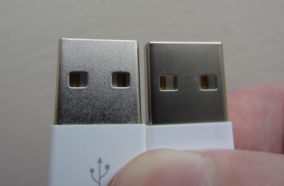 Ph&acirc;n biệt sạc iPhone xịn bằng sự kh&aacute;c nhau giữa m&agrave;u sắc v&agrave; bề mặt kim loại tr&ecirc;n sạc hay đầu USB