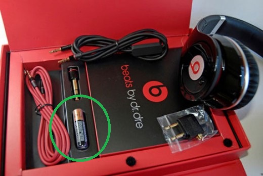 B&iacute; quyết ph&acirc;n biệt tai nghe Beats Studio xịn của người b&aacute;n nằm ở cục pin Duracell đi k&egrave;m sản phẩm