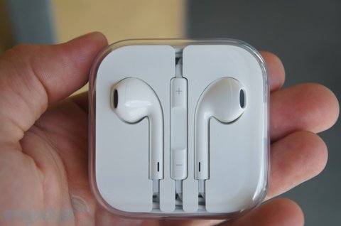 Người mua cần biết c&aacute;ch ph&acirc;n biệt tai nghe iPhone 5 ch&iacute;nh h&atilde;ng v&agrave; fake tr&ecirc;n thị trường hết sức hỗn loạn hiện nay