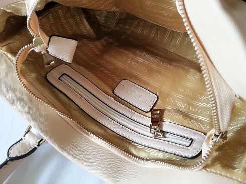 Ph&acirc;n biệt t&uacute;i Prada thật v&agrave; giả qua lớp vải l&oacute;t v&agrave; logo b&ecirc;n trong t&uacute;i