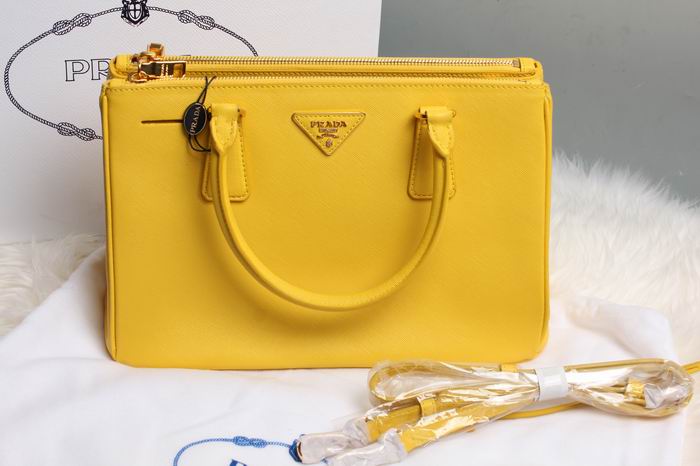 Ph&acirc;n biệt t&uacute;i Prada thật v&agrave; giả với những chi tiết đặc trưng b&ecirc;n ngo&agrave;i