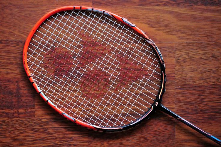 Ph&acirc;n biệt vợt Yonex thật v&agrave; giả dựa v&agrave;o gi&aacute; cả l&agrave; c&aacute;ch ph&acirc;n biệt phổ th&ocirc;ng nhất