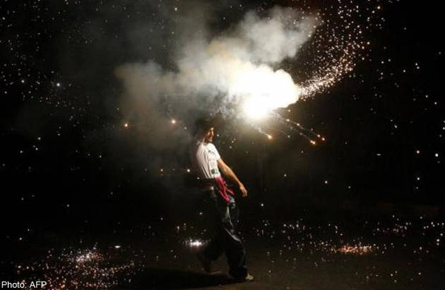 Pakistan thường đốt ph&aacute;o hoa trong ng&agrave;y cưới