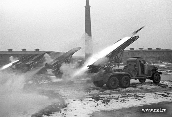 Ph&aacute;o phản lực Katyusha bắt đầu được sản xuất đại tr&agrave; từ năm 1940