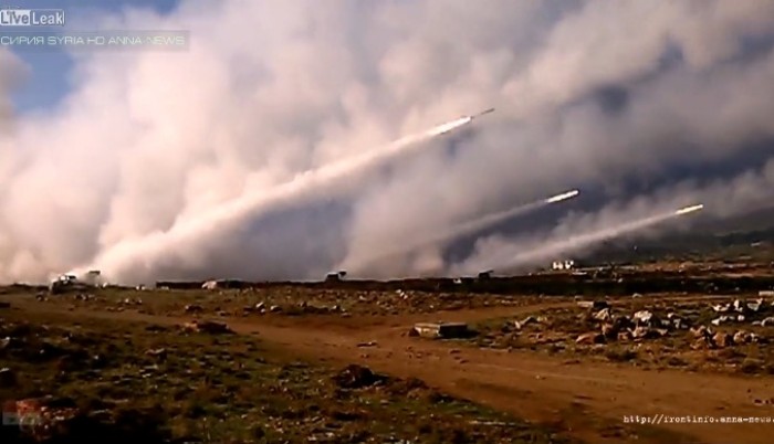 H&igrave;nh ảnh qu&acirc;n đội Syria bắn ph&aacute;o phản lực BM-21 v&agrave;o khủng bố IS