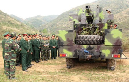 Bộ đội Lữ đo&agrave;n Ph&aacute;o binh 382, Qu&acirc;n khu 1 huấn luyện sử dụng tổ hợp ph&aacute;o  tự h&agrave;nh