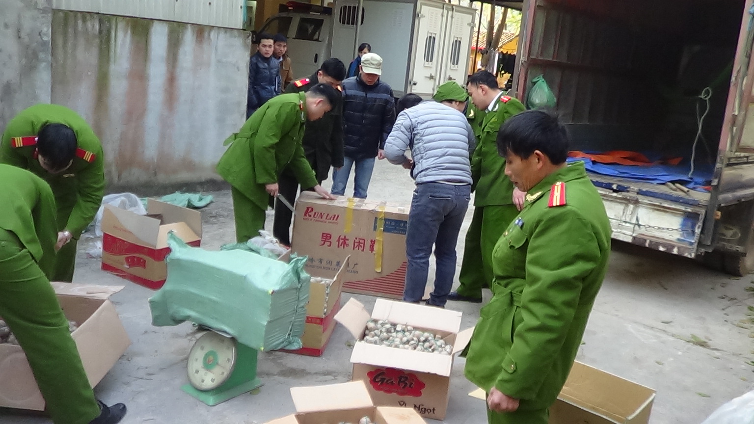 Khoảng 5 tạ pháo l&acirc;̣u đã bị cơ quan chức năng thu giữ khi đ&ocirc;́i tượng đang ti&ecirc;́n hành v&acirc;̣n chuy&ecirc;̉n trong đ&ecirc;m khu vực bi&ecirc;n giới Cao Bằng