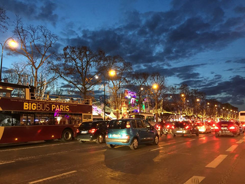 bầu kh&ocirc;ng kh&iacute; đ&oacute;n năm mới đ&atilde; giảm phần n&agrave;o tại thủ đ&ocirc; Paris, Ph&aacute;p