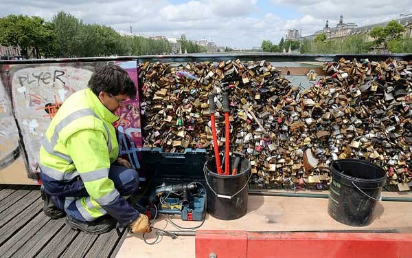 Những ổ khóa tình yêu đã khiến một phần cây cầu bị sập Những ổ khóa tình yêu đã khiến một phần cây cầu bị sập