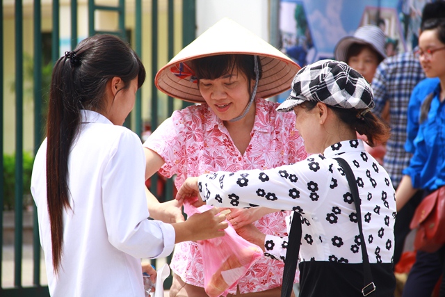 Dịch vụ phát cơm và nước uống miền phí của các nhà hảo tâm gửi tới các sĩ tử
