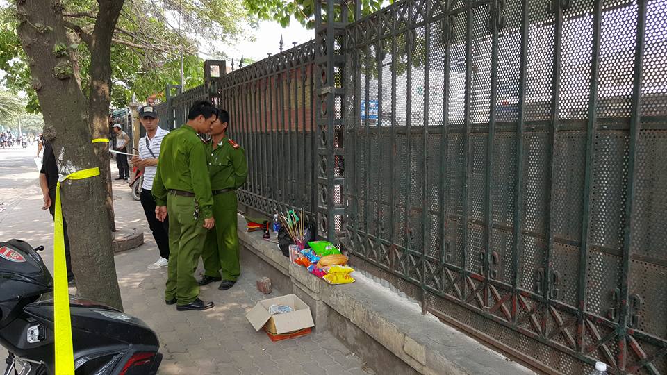 Lực lượng C&ocirc;ng an phường Mỹ Đ&igrave;nh 2 đang bảo vệ khu vực ph&aacute;t hiện ra ch&aacute;u b&eacute; bị bỏ rơi