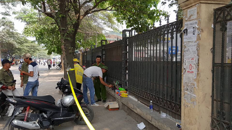Lực lượng C&ocirc;ng an phường Mỹ Đ&igrave;nh 2 đang bảo vệ khu vực ph&aacute;t hiện ra ch&aacute;u b&eacute; bị bỏ rơi