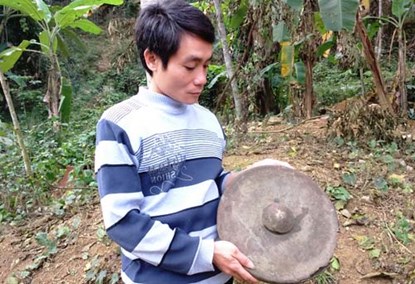 Chiếc chiêng đồng cổ này được tìm thấy trong tình trạng gần như nguyên vẹn Chiếc chiêng đồng cổ này được tìm thấy trong tình trạng gần như nguyên vẹn
