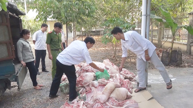 Lực lượng chức năng kiểm tra, tạm giữ thịt lợn thối với số lượng gần 1 tấn ở B&igrave;nh Dương