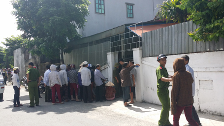 C&ocirc;ng an địa phương đang phong tỏa căn nh&agrave; nơi hai mẹ con chị X. được cho l&agrave; đ&atilde; treo cổ tự tử