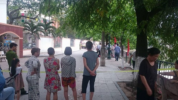 Người d&acirc;n b&agrave;ng ho&agrave;ng ph&aacute;t hiện h&agrave;i nhi l&agrave; b&eacute; trai bị nh&eacute;t giẻ v&agrave;o miệng