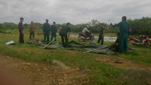  Lực lượng chức năng triển khai c&ocirc;ng t&aacute;c bảo vệ hiện trường nơi ph&aacute;t hiện số lượng lớn đầu đạn, lựu đạn
