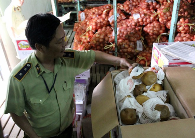 Ph&aacute;t hiện h&agrave;ng chục tấn tr&aacute;i c&acirc;y thối nhập khẩu, nước &eacute;p kh&ocirc;ng r&otilde; nguồn gốc