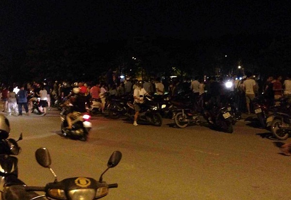 Nhiều người d&acirc;n hiếu kỳ đến xem sự việc nam thanh ni&ecirc;n chết ch&aacute;y được ph&aacute;t hiện ở C&ocirc;ng vi&ecirc;n H&ograve;a B&igrave;nh